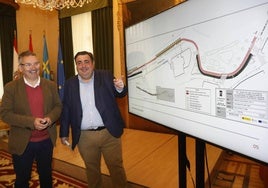 El concejal de Infraestructuras Urbanas y Rurales, Gilberto Villoria, y el concejal de Tráfico, Movilidad y Transporte Público, Pelayo Barcia, presentan el proyecto del carril bici de Poniente.