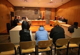 De espaldas, los tres acusados durante la celebración del juicio este martes.