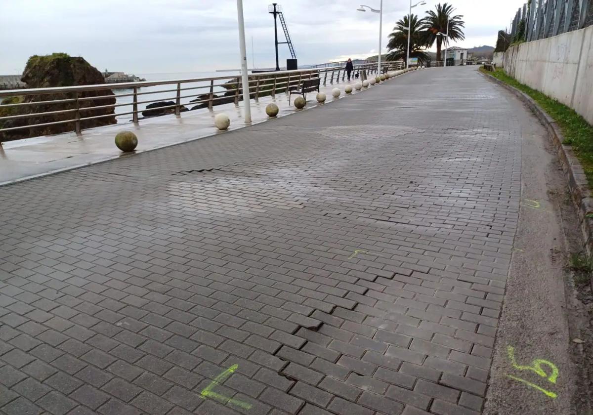 Estado actual del Paseo Marítimo de Candas, con baches.