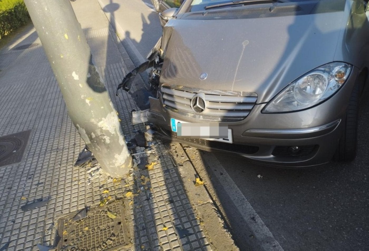 El choque causó daños en la farola.
