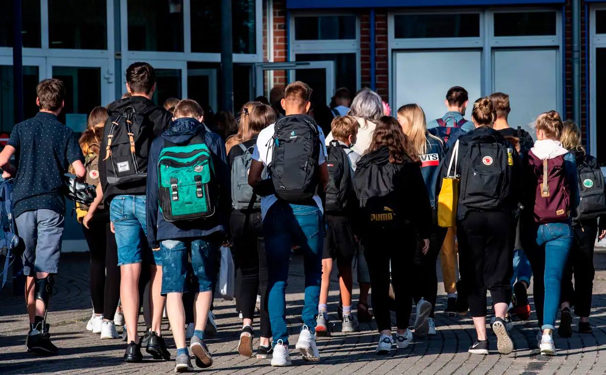 Alumnos entrando en un colegio.