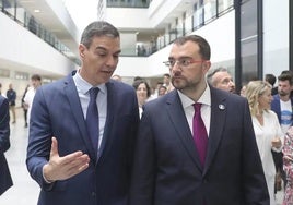 Barbón y Sánchez, durante el acto en el HUCA.