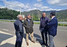 Alejandro Calvo,, consejero de Fomento, en una visita a la obras ejecutadas en la AS-369 en Pravia.