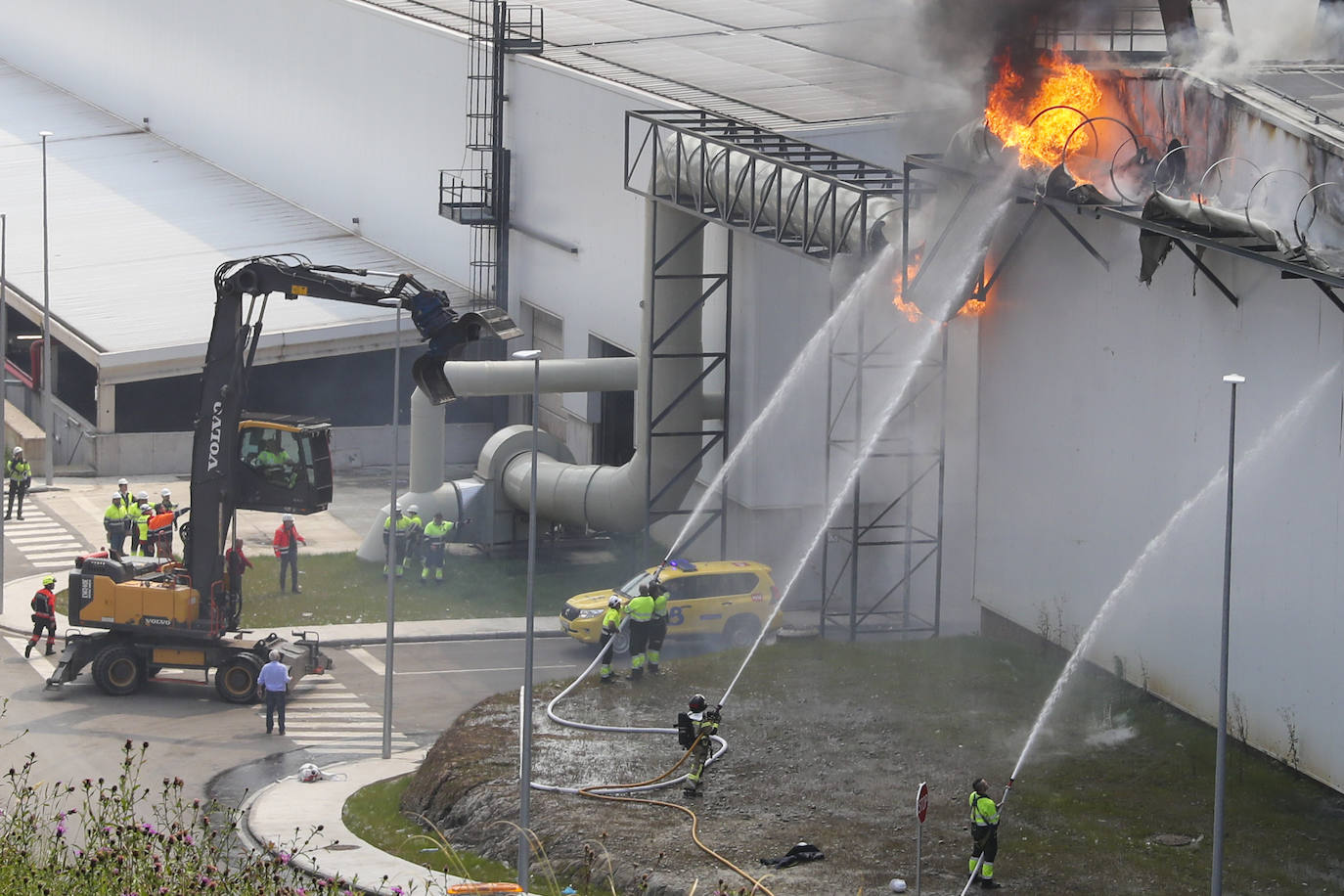 Alerta en Gijón por un espectacular incendio en Cogersa