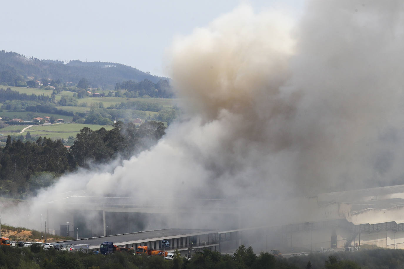 Alerta en Gijón por un espectacular incendio en Cogersa