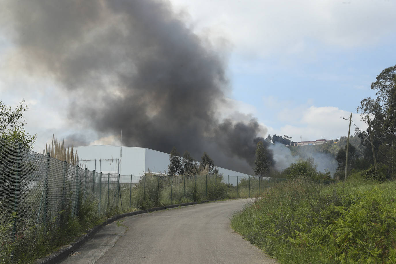 Alerta en Gijón por un espectacular incendio en Cogersa