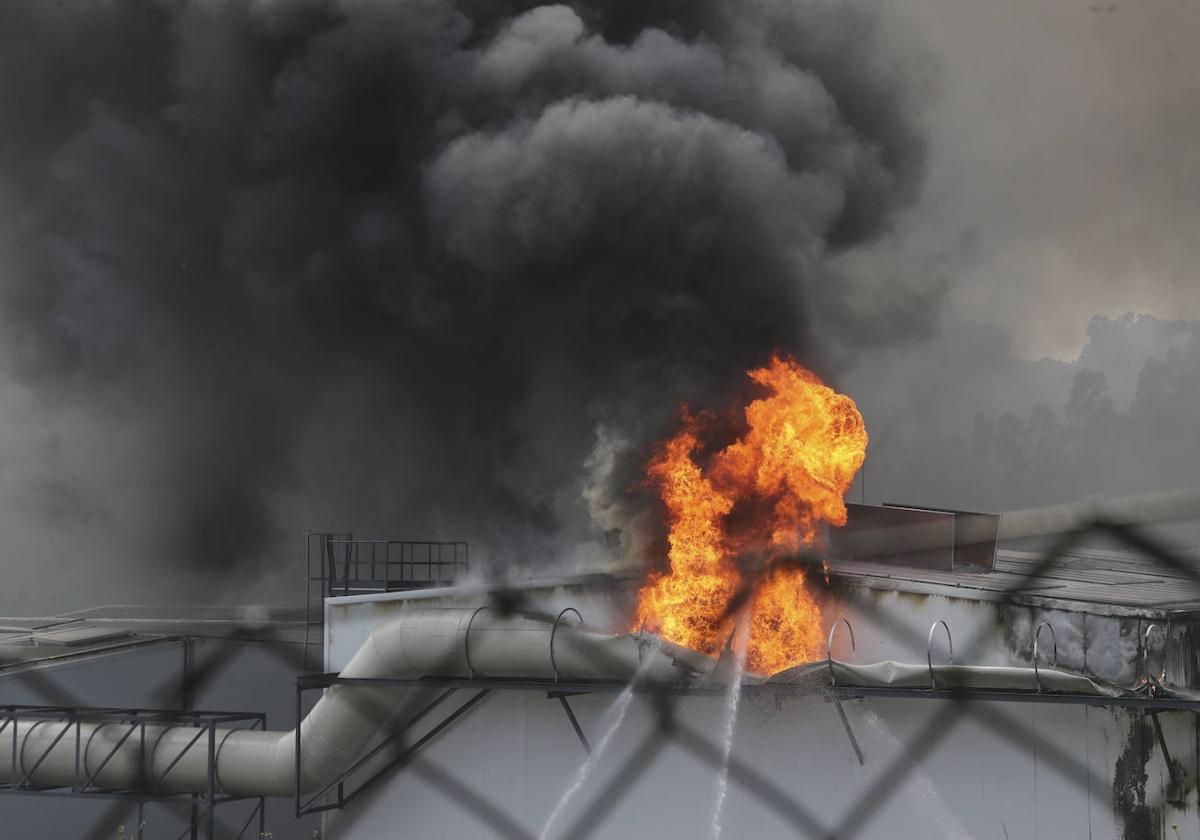 Alerta en Gijón por un espectacular incendio en Cogersa