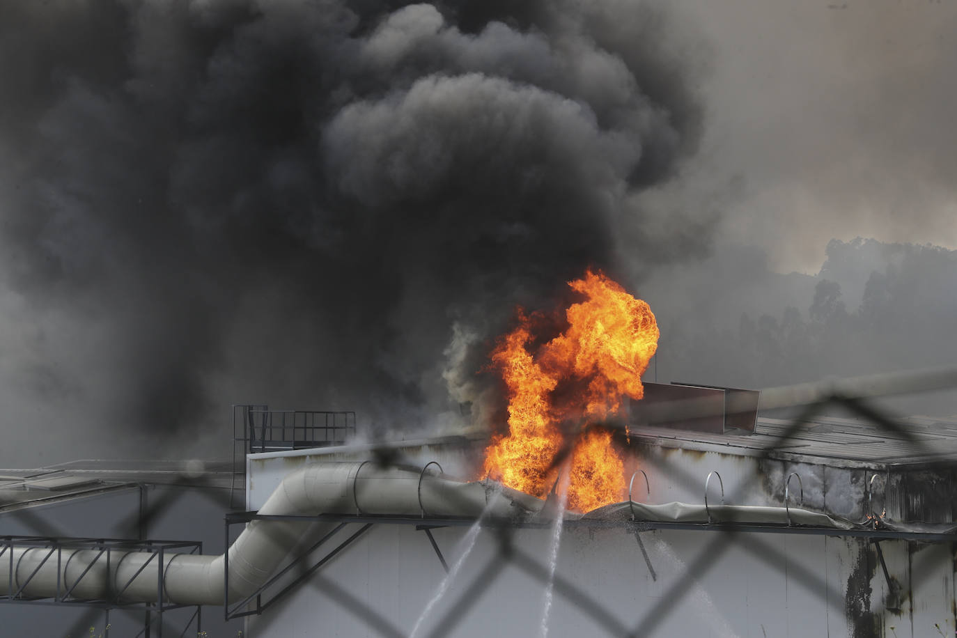 Alerta en Gijón por un espectacular incendio en Cogersa