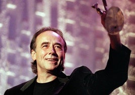 Joan Manuel Serrat recoge el premio Amigo a su trayectoria artística en 1.999 en Madrid.