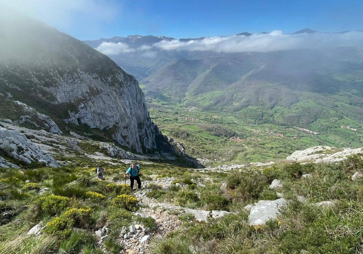 Imagen principal - Canal de la Faya con Sobrevilla al fondo/ Fin de la canal de la Faya, junto a enorme jito de piedra/ Ojo de buey conocido como Boquerón del Cuetu Cantu