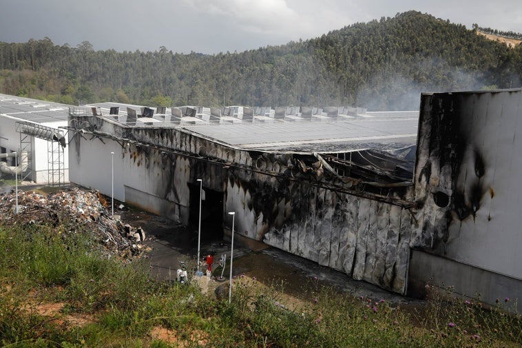 Nave de recepción y pretratamiento, que quedó arruinada por el fuego.