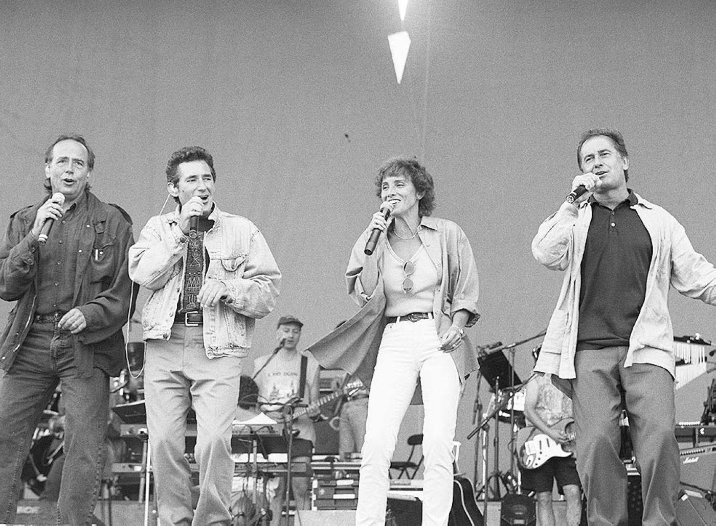 Joan Manuel Serrat, con Miguel Ríos, Ana Belén y Víctor Manuel, en Las Mestas en 1996.