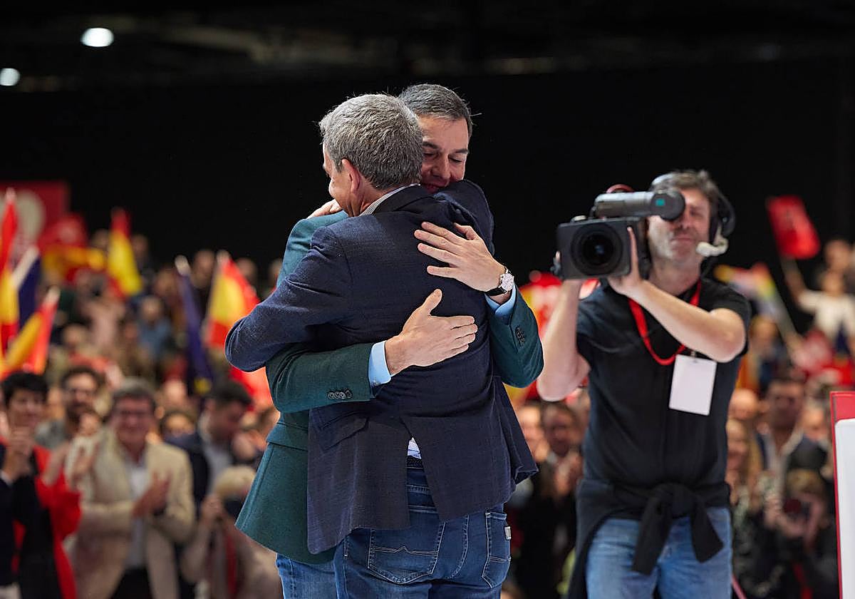 Sánchez se funde en un abrazo con Zapatero.