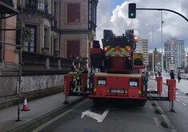 Los bomberos trabajando en la zona.