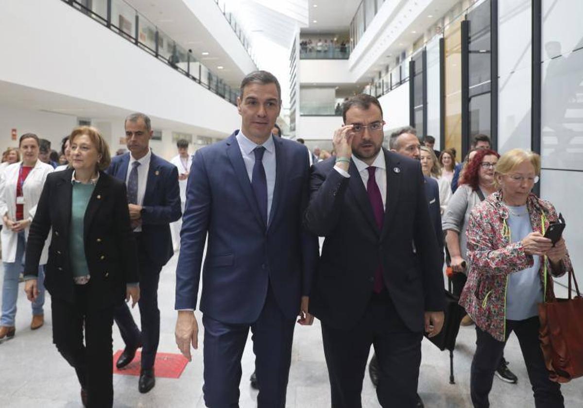 Pedro Sánchez y Adrián Barbón en el HUCA el pasado 15 de abril.