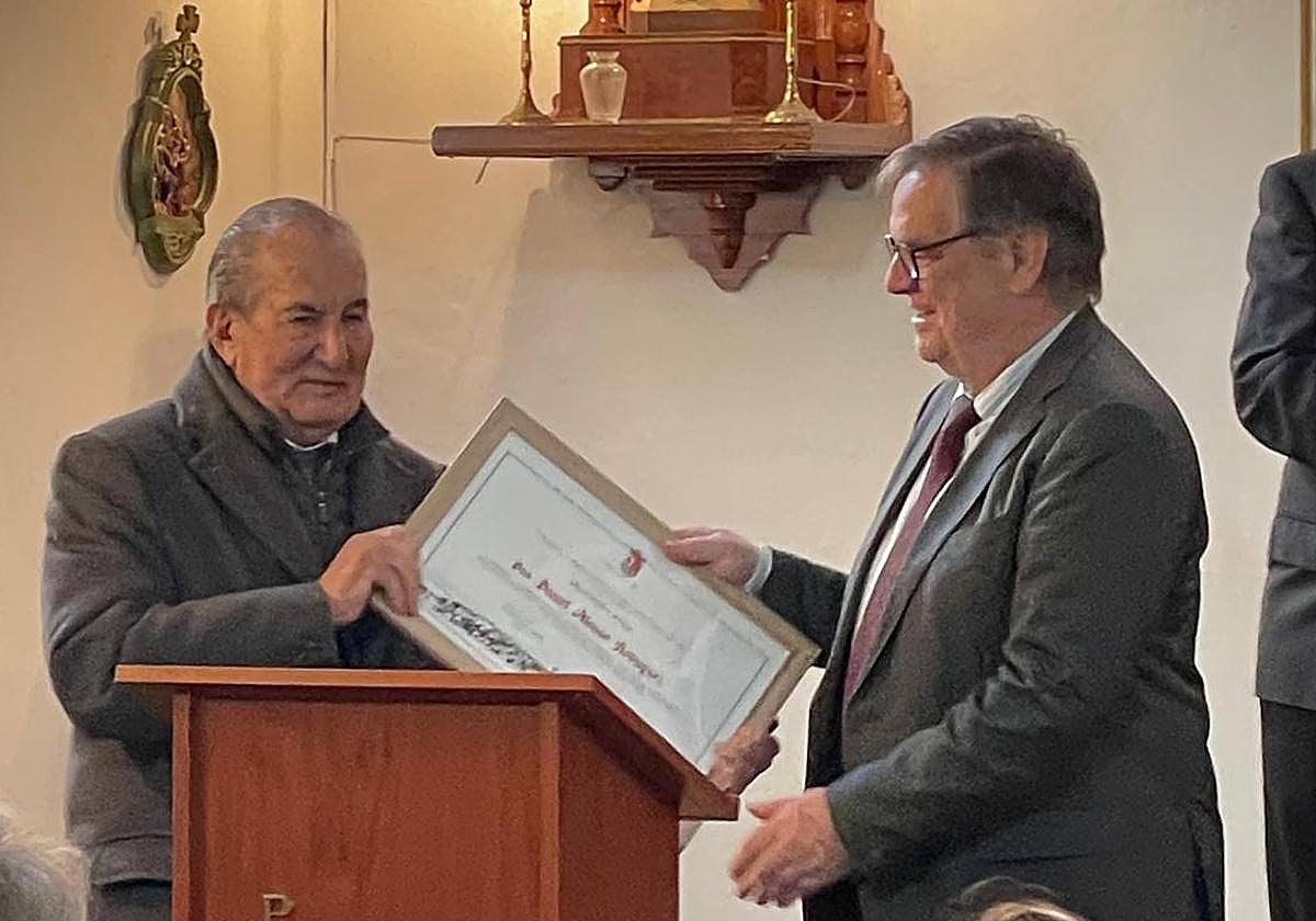 Daniel Alonso recibe el diploma de Hijo Predilecto de manos del alcalde de Arija. lva