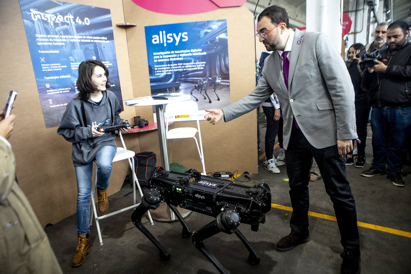 Escape room, simuladores, hologramas y cultivos bajo tierra con luces led en la Feria de la Ciencia