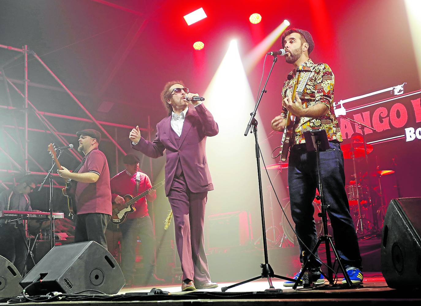 Mango Wood tomó el escenario de la plaza Mayor para dar comienzo a un concierto resguardado de la lluvia por la carpa.