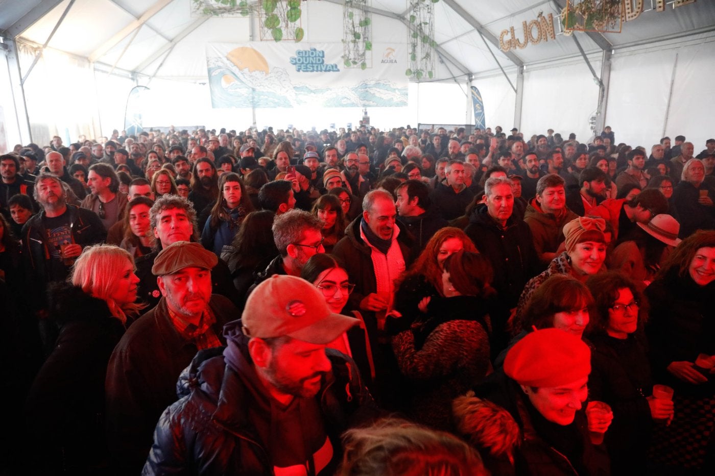 Pasado el mediodía, melómanos de todas las edades abarrotaron la carpa de la plaza Mayor para disfrutar de los conciertos del festival.