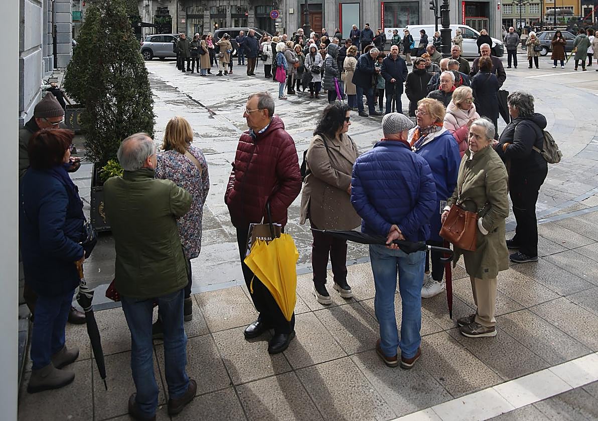 La cola que había alrededor del Teatro Campoamor minutos antes de las once de la mañana.