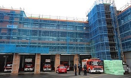 La fachada del edificio de Seguridad Ciudadana, sede de la Policía Local y Bomberos, se encuentra en plena obra de reforma.