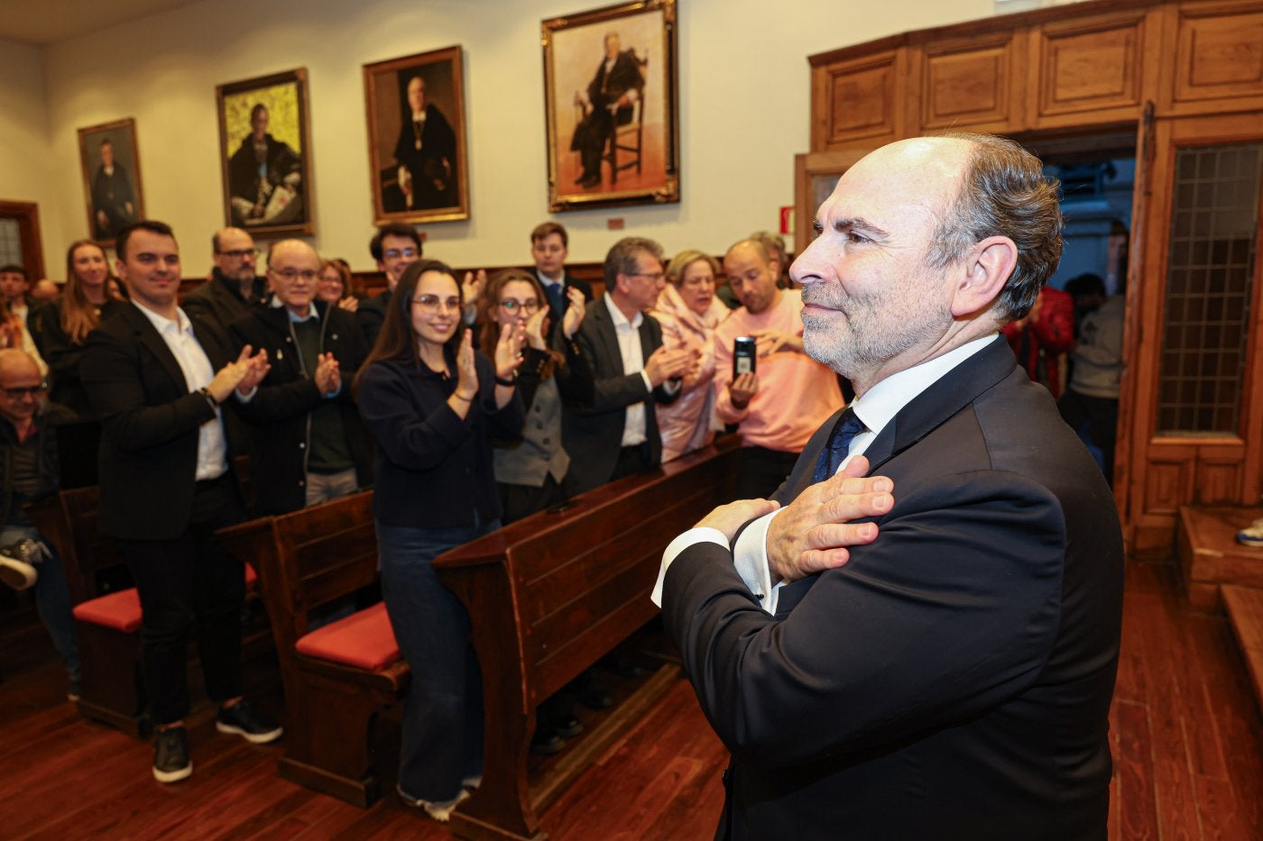 Ignacio Villaverde agradece el aplauso de los suyos (sus hijas, Paula y Nuria, en primera fila) el jueves, tras saberse ganador.