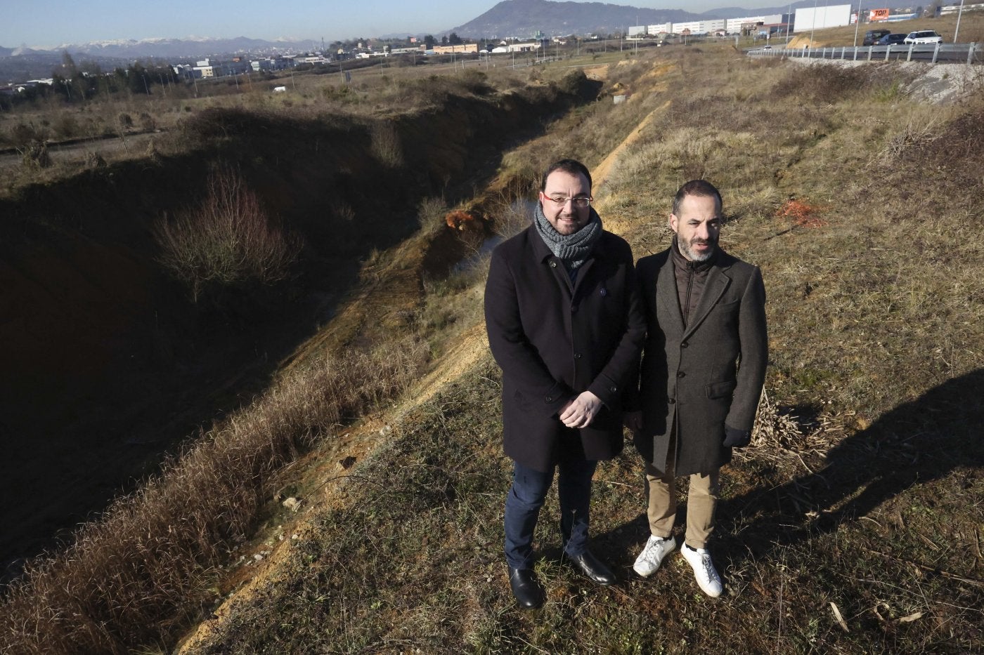 Adrián Barbón y Ángel García, delante del polígono de Bobes, donde se instalaría Costco.