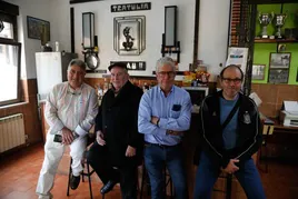 Félix Fernández (vicepresidente), Jaime Rionda (cofundador), Luis Antonio Rubio (presidente) y José Menéndez (vocal), en el local de El Cerillero donde se reúne la Tertulia Miau.