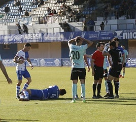 Alberto Martín, con el balón en la mano, tras una falta pitada sobre Julio el pasado domingo.
