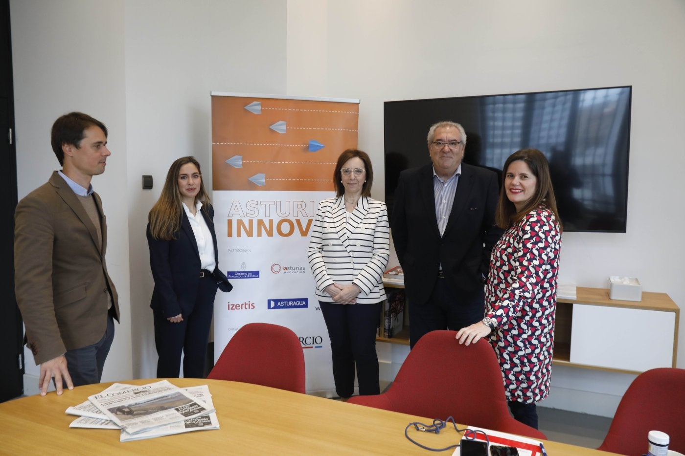 Pablo Campos-Ansó, Leticia Rodríguez y Paz Orviz, con José María Urbano y Laura Mayordomo, director y coordinadora de AsturiasInnova+, antes del debate en EL COMERCIO.