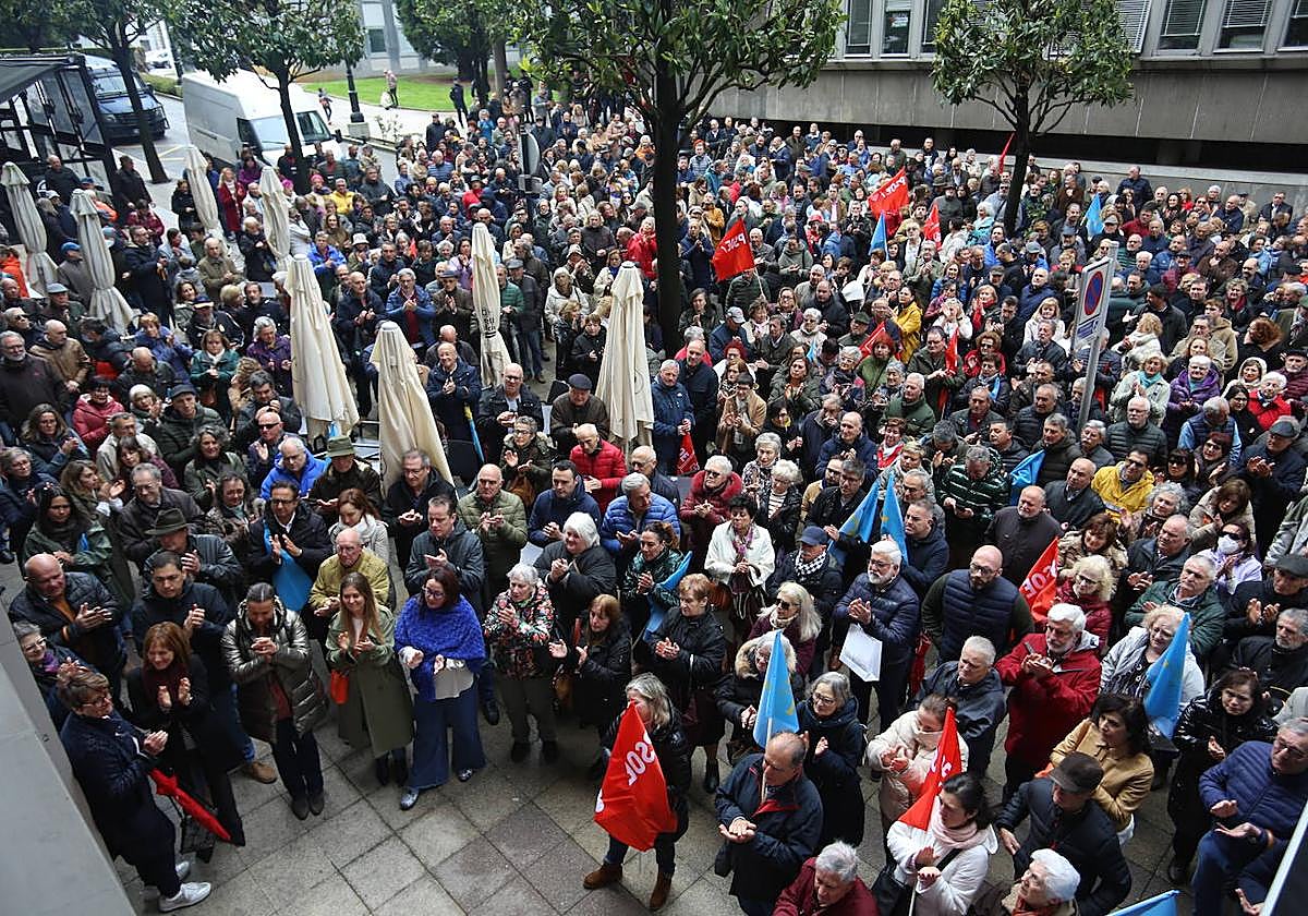 Militantes y simpatizantes socialistas, ante la sede de la FSA en Oviedo.