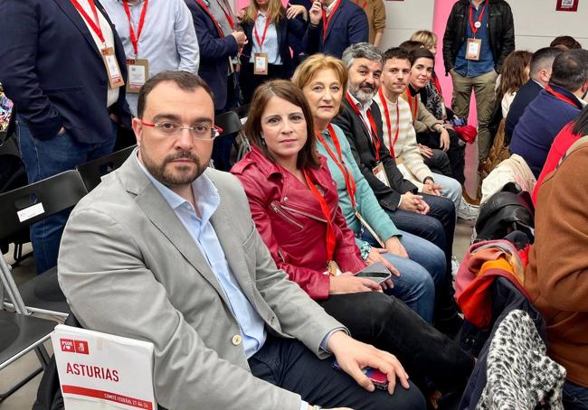 Representación asturiana en el comité federal del PSOE, encabezada por el presidente del Principado, Adrián Barbón.