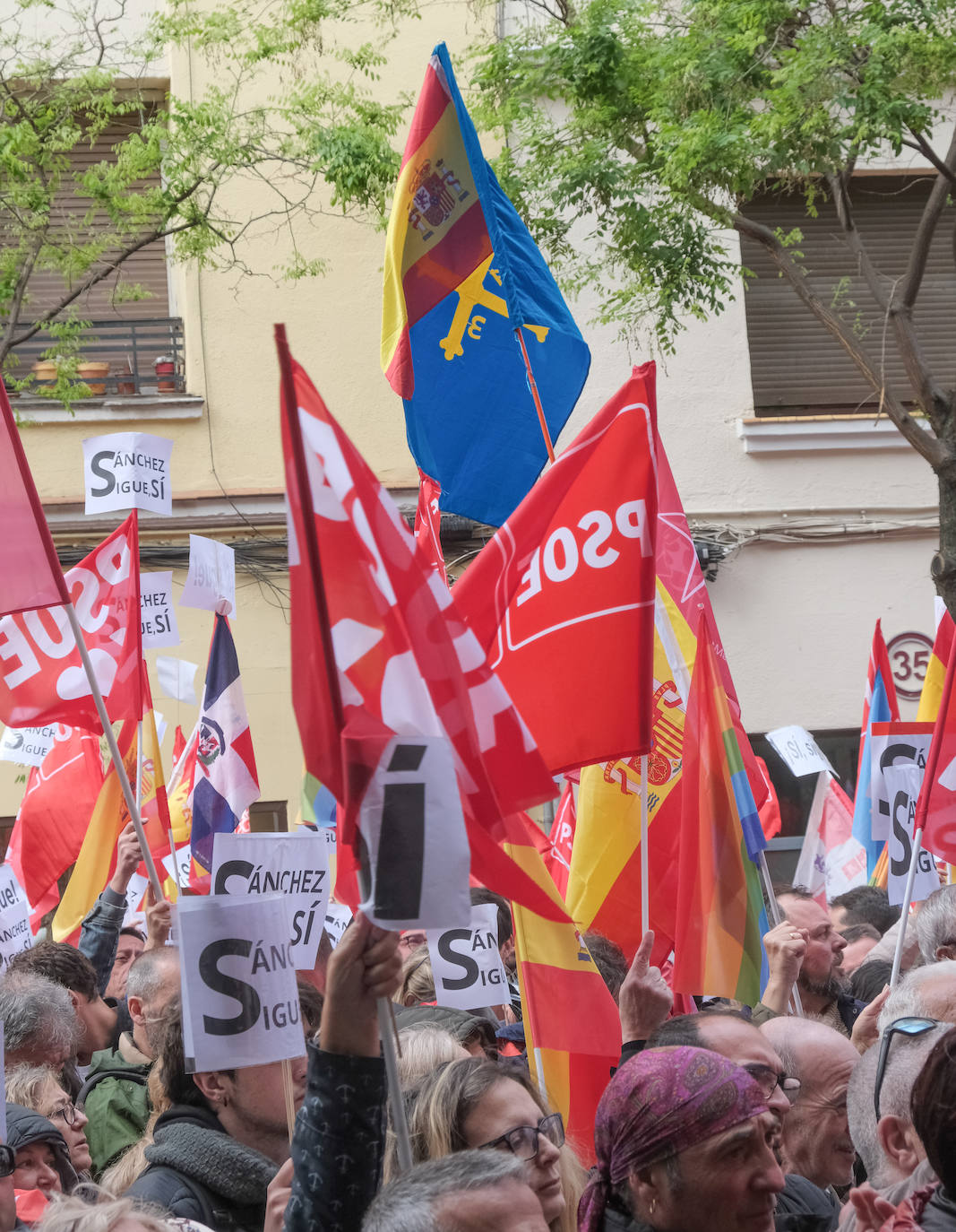 Militantes y simpatizantes socialistas asturianos en Madrid: «Yo, con Pedro Sánchez»