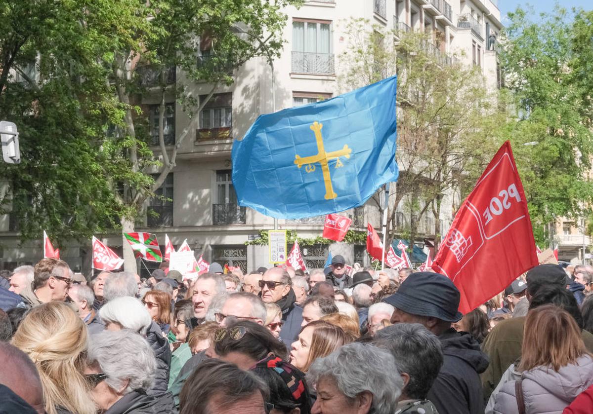 Militantes y simpatizantes socialistas asturianos en Madrid: «Yo, con Pedro Sánchez»