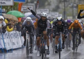 El portugués Antonio Morgado se impuso bajo la lluvia en el sprint de Ribadesella.