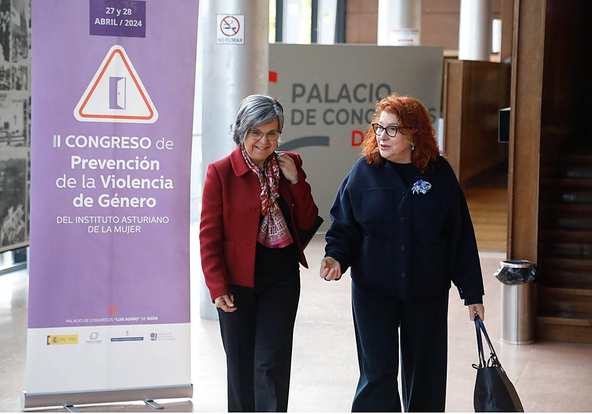 María Jesús Álvarez y Sonia Vaccaro charlan en un receso del II Congreso de Prevención de la Violencia de Género que se celebró en Gijón este fin de semana