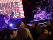 Kamikaze Helmets echó mano del rock and roll durante su concierto en la plaza Mayor.