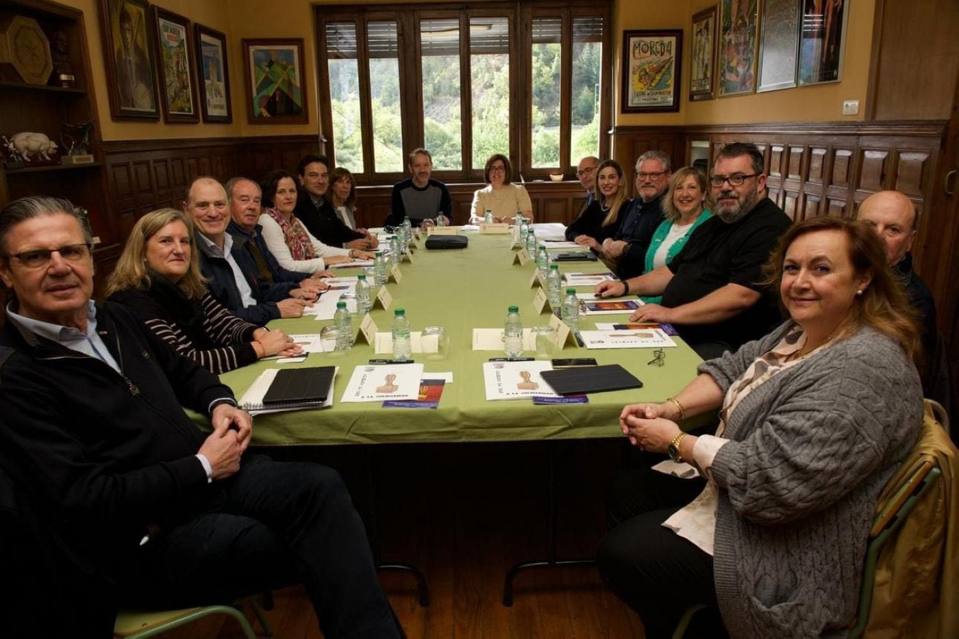 El jurado del galardón Colmena de oro a la solidaridad, reunido en la Sociedad de los Humanitarios.