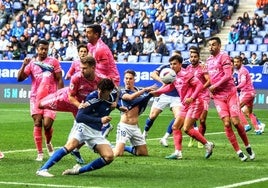 Una jugada durante el partido entre el Real Oviedo y el Tenerife que se está disputando en el Carlos Tartiere.