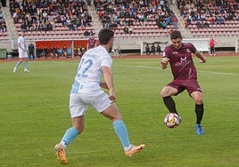 Jugada en el partido del Compostela - Real Avilés.