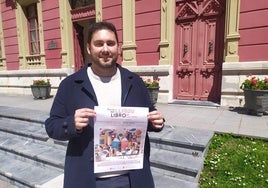 El edil de Cultura de Carreño, con el cartel de la feria del libro.