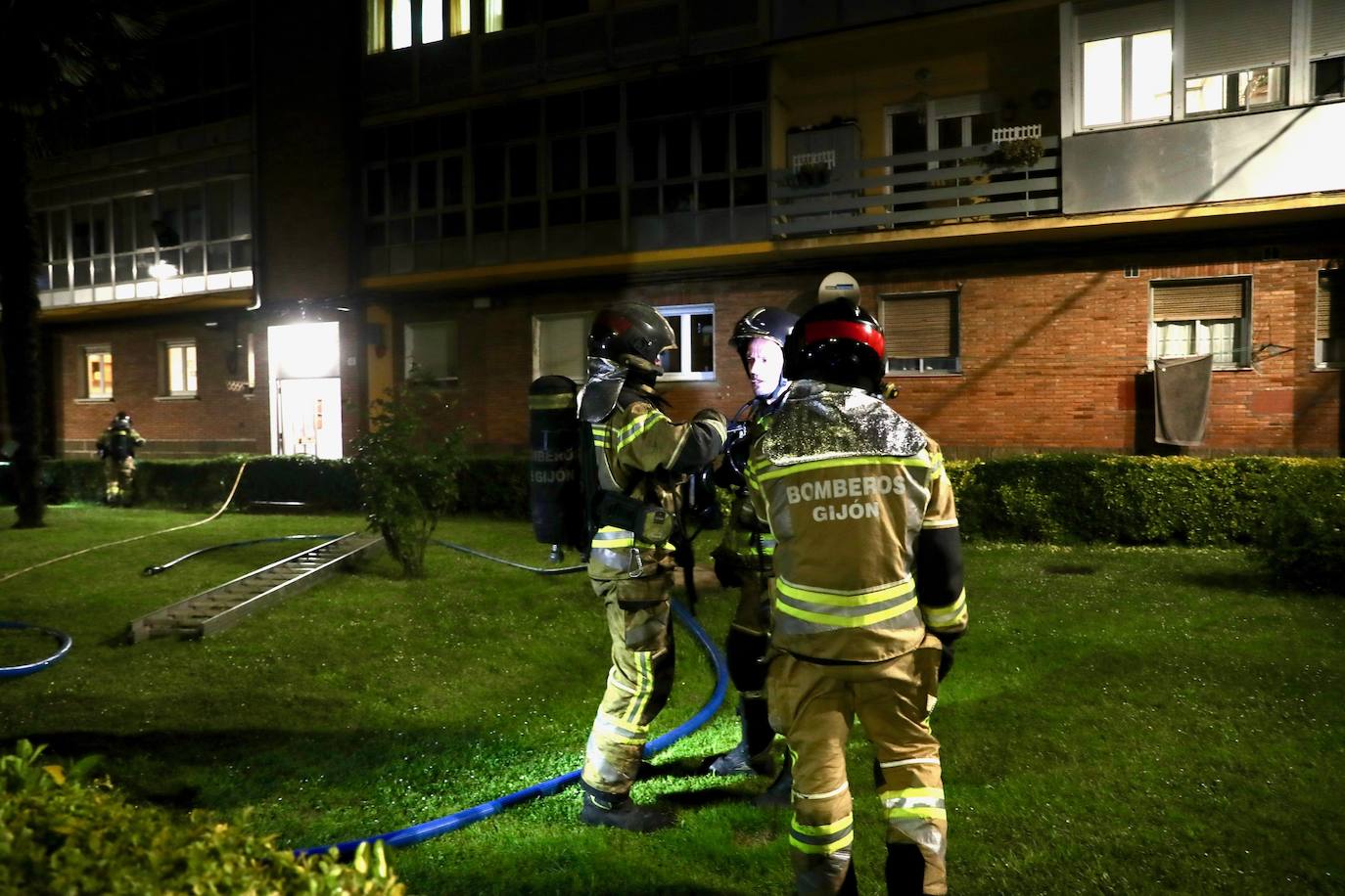 Cuatro intoxicados en un incendio en Gijón