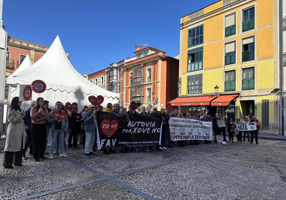 Los vecinos disuelven la manifestación tras enterarse de que el secretario de Estado visitó Jove sin ellos