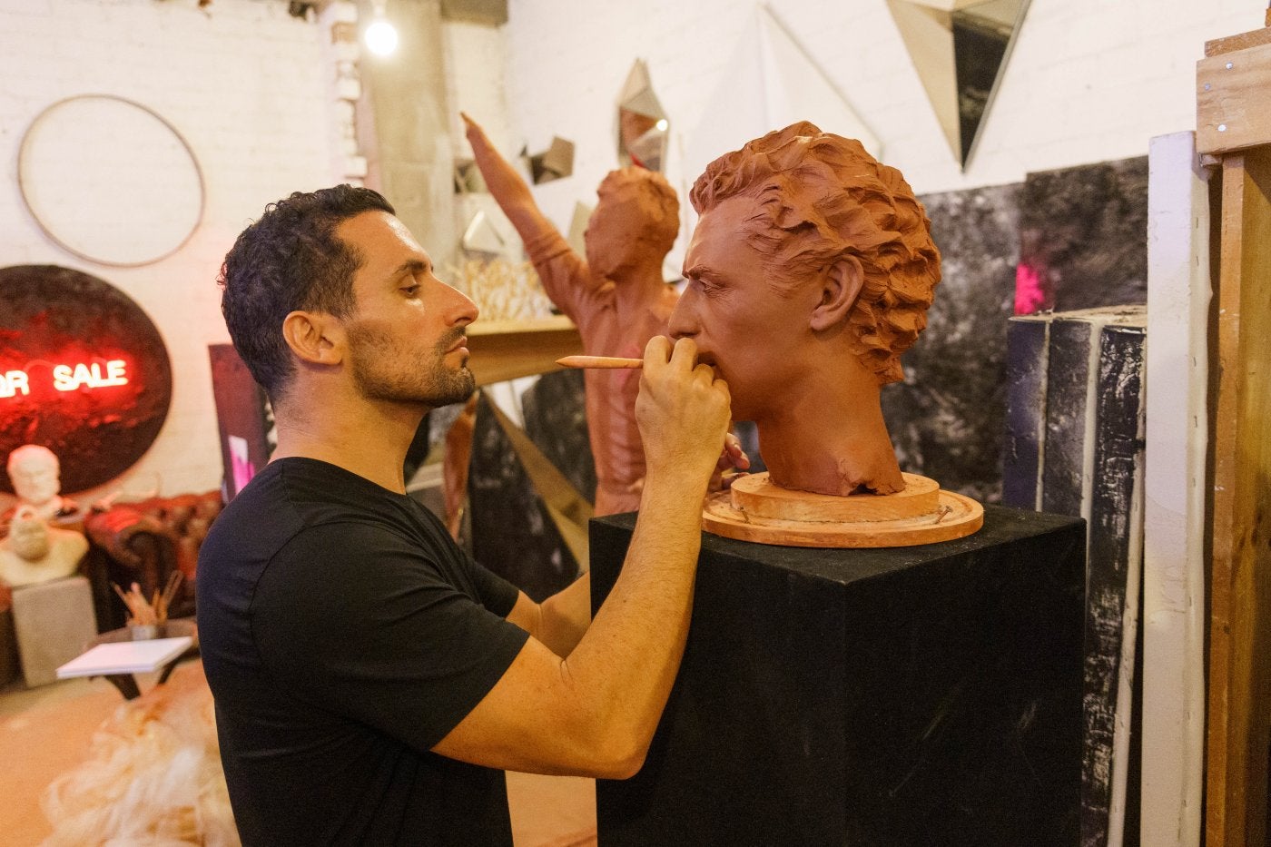 El escultor Carlos García, durante los trabajos en la estatua de Quini.