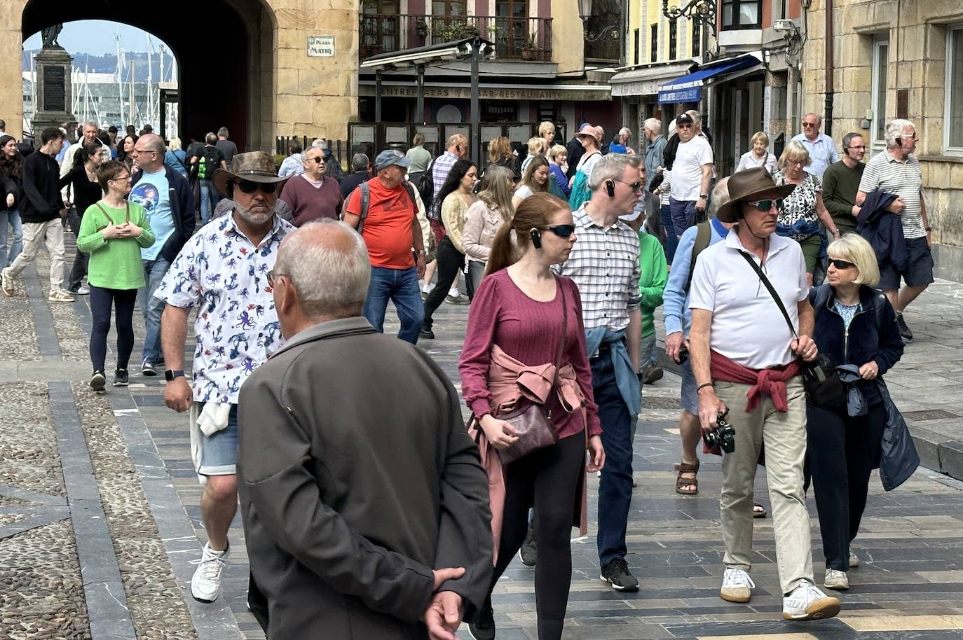 Turistas ingleses, en la plaza Mayor de Gijón.