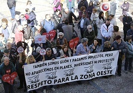 Protesta de los vecinos de la zona oeste ante el Ayuntamiento de Gijón.