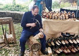 Madreñeru trabajando la madera
