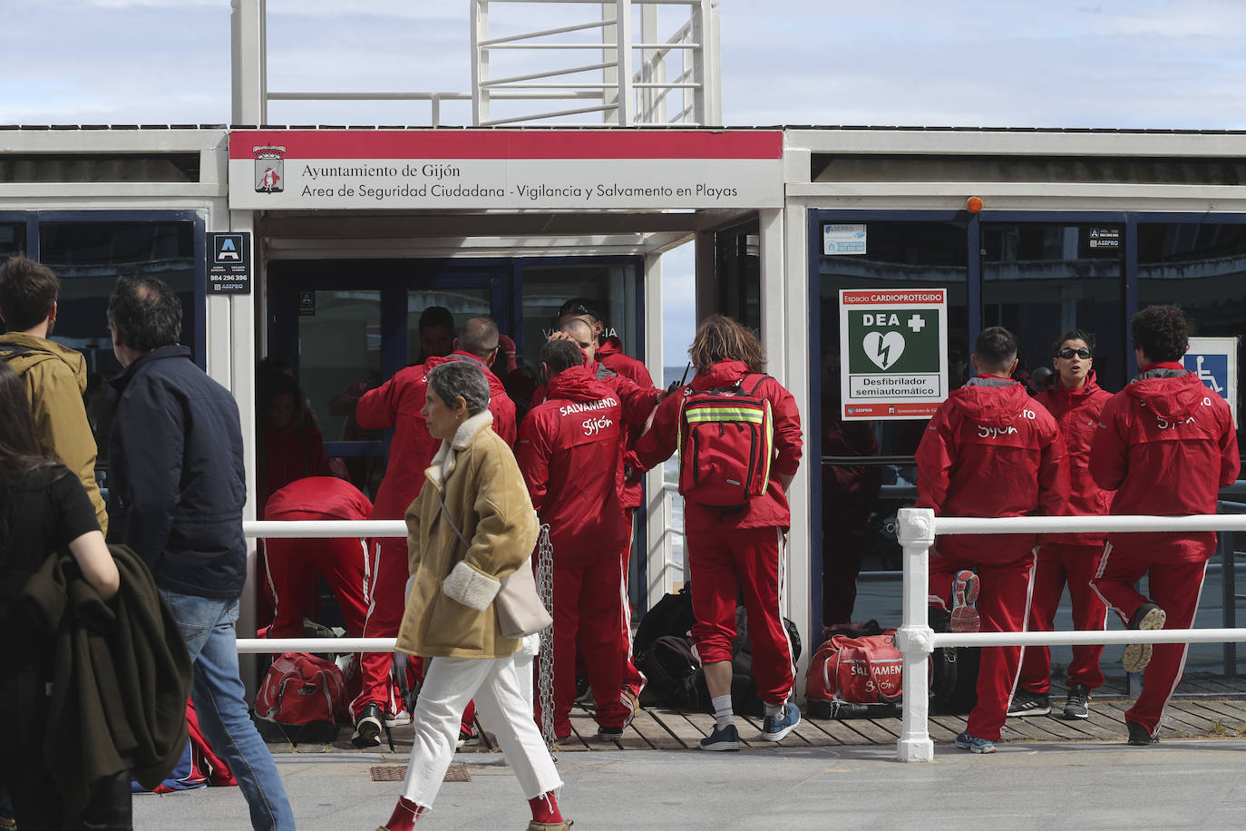 Arranca la temporada de baños en las playas de Gijón