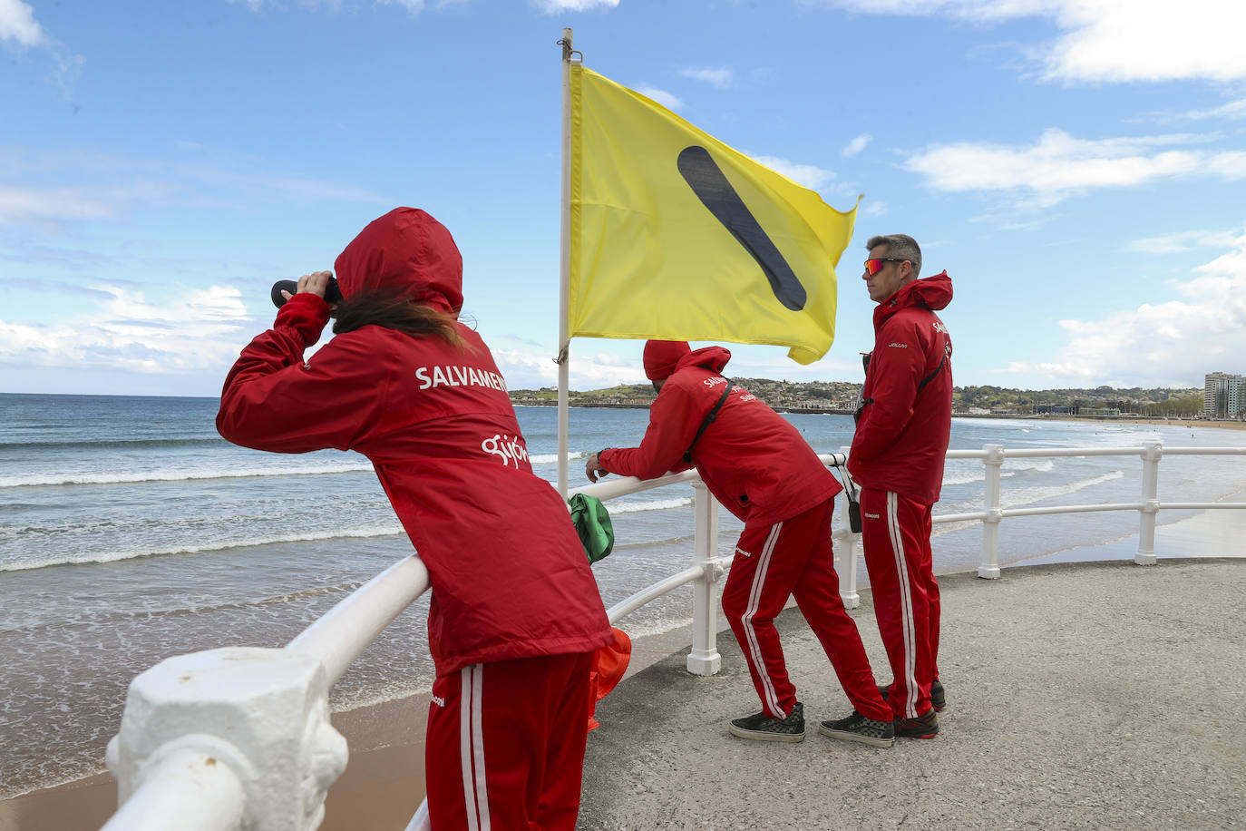 Arranca la temporada de baños en las playas de Gijón