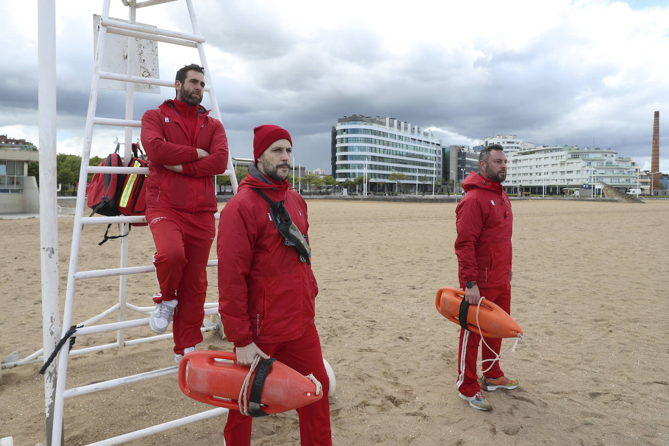 Arranca la temporada de baños en las playas de Gijón